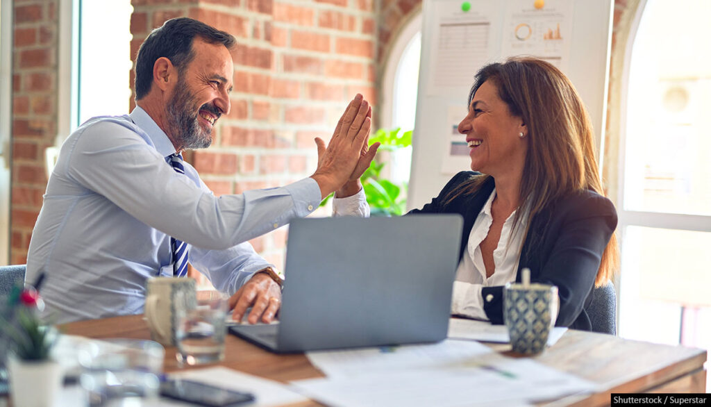 Freude über Geschäftsabschluss Foto: Shutterstock/Krakenimages.com