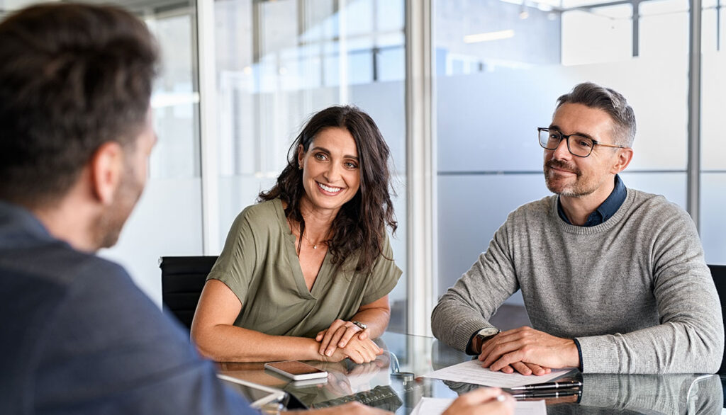 Paar bei Finanzberatung Foto: Shutterstock/Rido