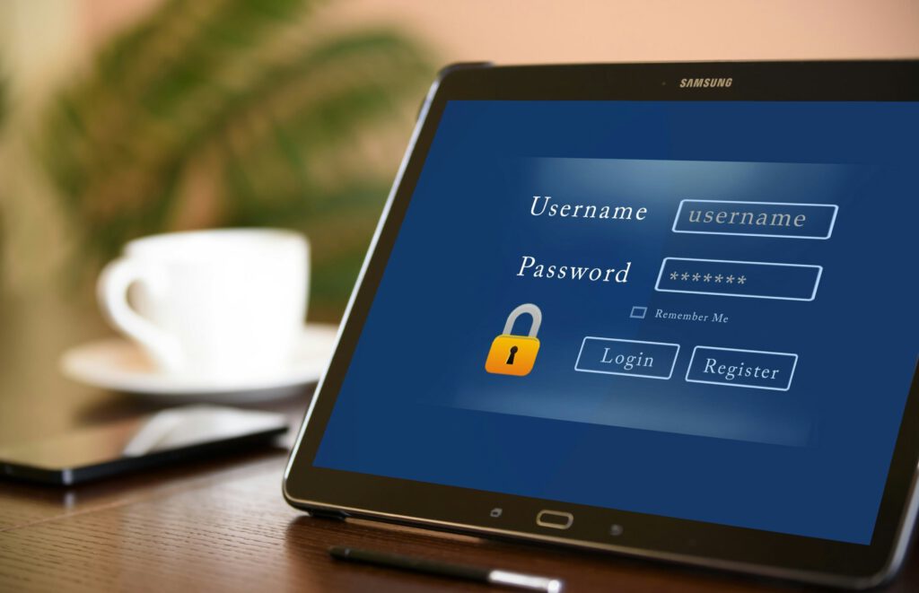 Cyber-Angriffe auf Agenturen: Bild mit Tablet geschütztem Login